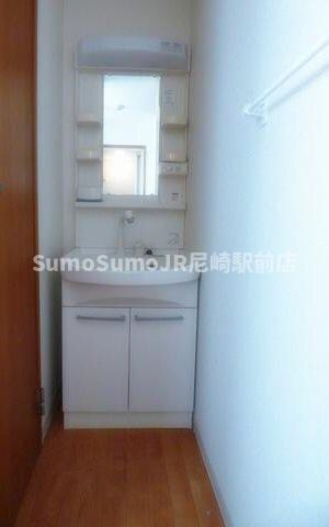 物件内観写真9　(コンパクトで使いやすい洗面所)