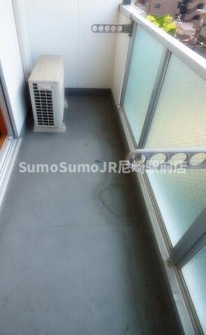 物件内観写真11　(外からの目が気にならないバルコニーで洗濯物が干せます)