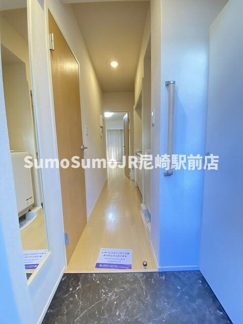 物件内観写真4　(明るい玄関です)