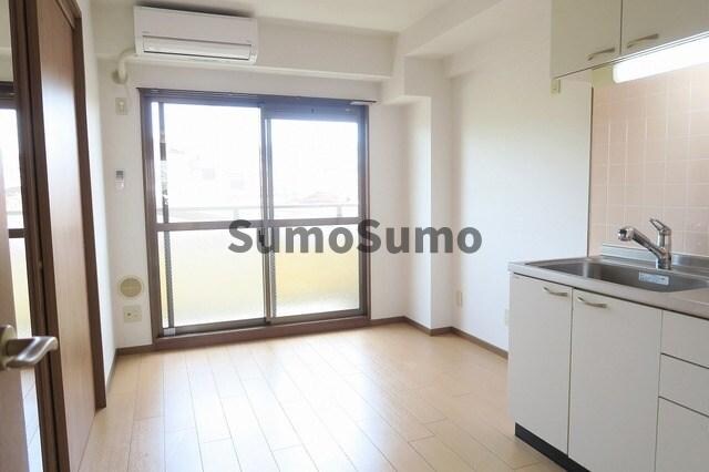 物件内観写真6　(ゆったりとした居間です)