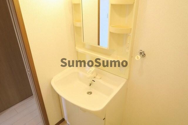 物件内観写真11　(独立洗面台で身支度をすべて済ませてしまいましょう)