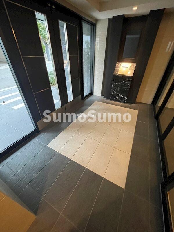 物件外観写真2　(落ち着いたエントランスです)