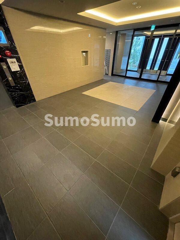 物件外観写真3　(清潔なロビーです)