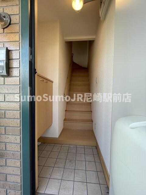 物件内観写真3　(シンプルで使いやすい玄関です)