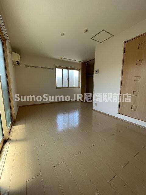 物件内観写真6　(開放的な寝室です)