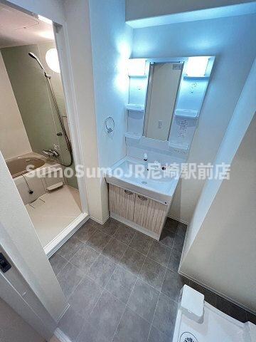 物件内観写真10　(朝の身支度には欠かせない独立洗面化粧台)