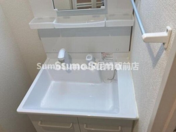 独立洗面台(独立洗面台、小物を置くことができて便利です)