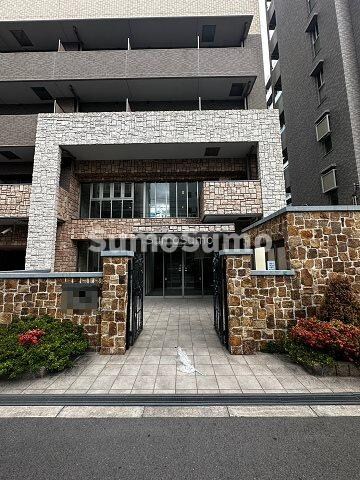 物件外観写真3　(落ち着いたエントランスです)