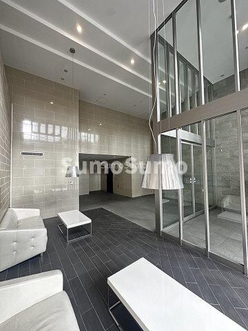 物件外観写真4　(ゆとりのあるロビーです)