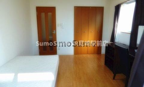 物件内観写真4　(こちらのリビングで趣味の時間をお楽しみください)