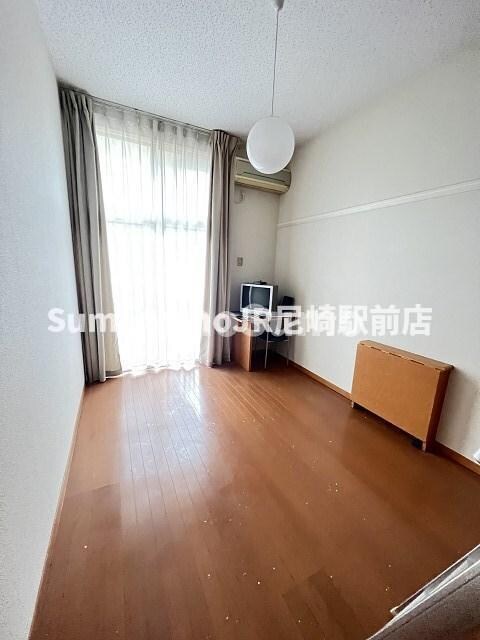 物件内観写真14　(開放的な寝室です)