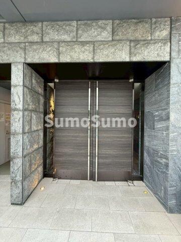 物件外観写真3　(清潔なエントランスです)