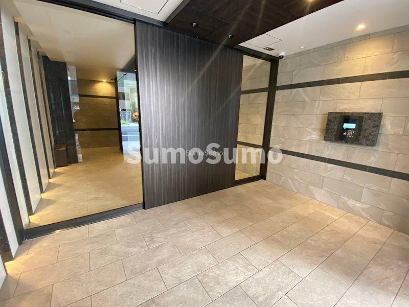 物件外観写真2　(落ち着いたエントランスです)