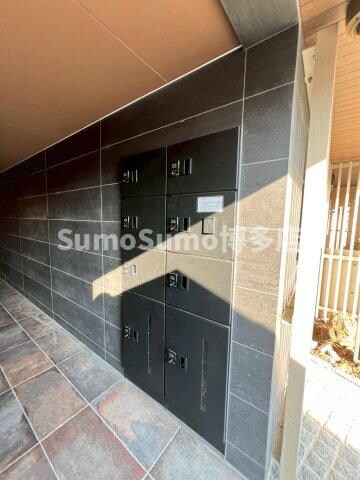 物件外観写真2　(清潔なエントランスです)