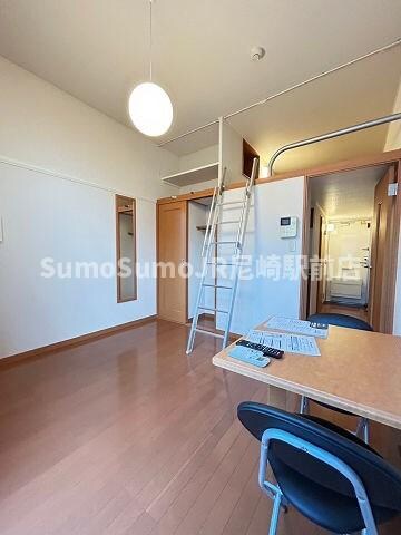 物件内観写真5　(ゆったりとしたリビングです)