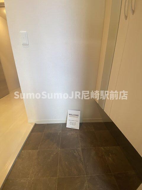 物件内観写真3　(明るい玄関です)