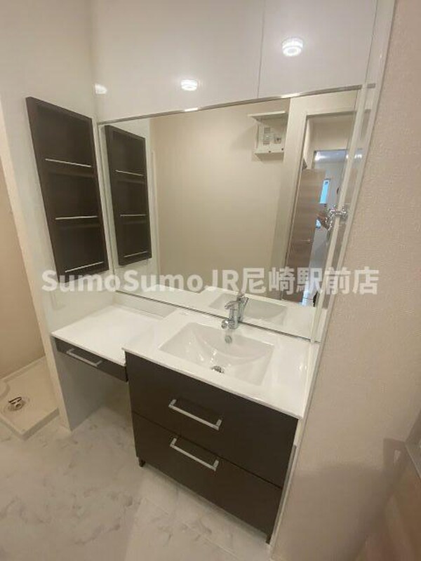 独立洗面台(独立洗面台、小物を置くことができて便利です)