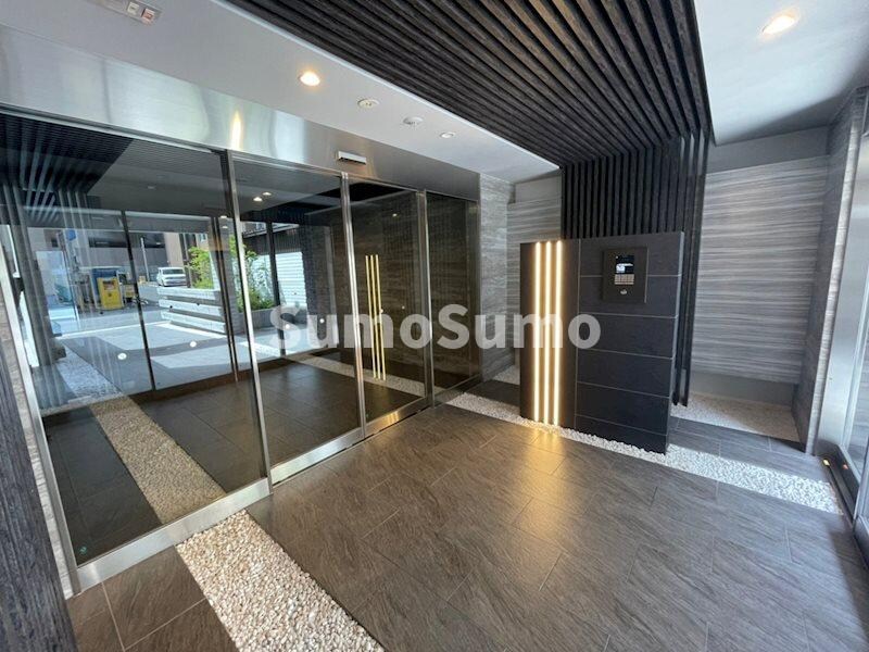 物件外観写真2　(清潔なエントランスです)