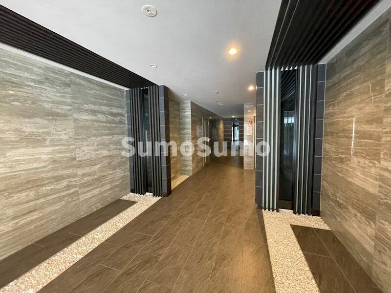 物件外観写真3　(落ち着いたロビーです)