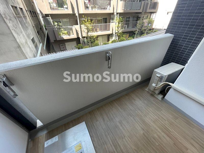 物件内観写真10　(開放的で明るい空間を演出してくれるバルコニーです)