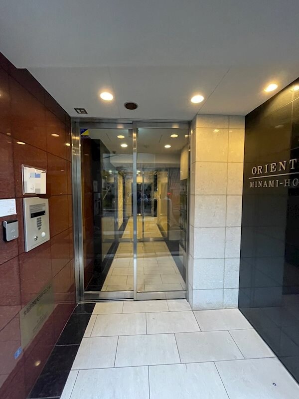 物件外観写真2　(清潔なエントランスです)