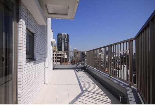 物件内観写真9　(広々としたバルコニーです)