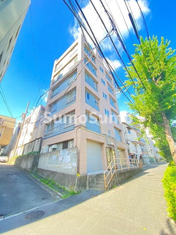 物件外観写真1　(落ち着いた雰囲気の外観です)