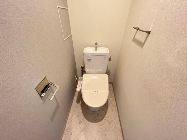 トイレ(落ち着いた色調のトイレです)