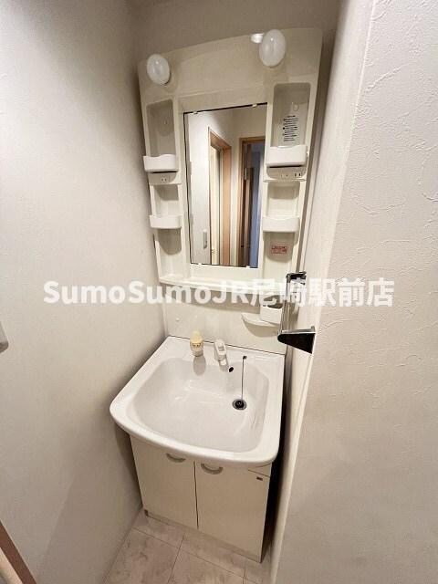 物件内観写真9　(独立洗面台あり、毎朝おしゃれに忙しい女性の方におすすめです)