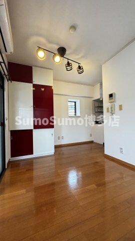 物件内観写真4　(ゆったりとしたリビングです)