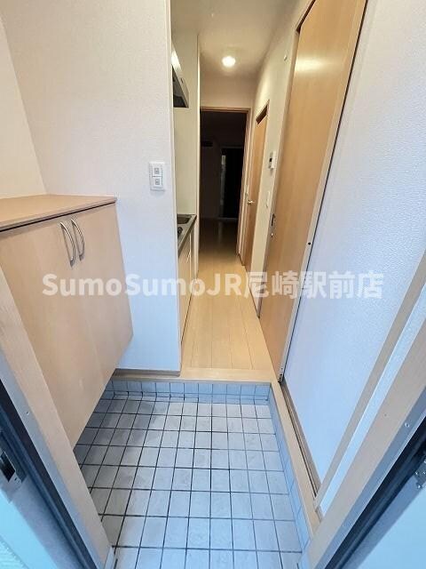 物件内観写真3　(ゆったりとした玄関です)