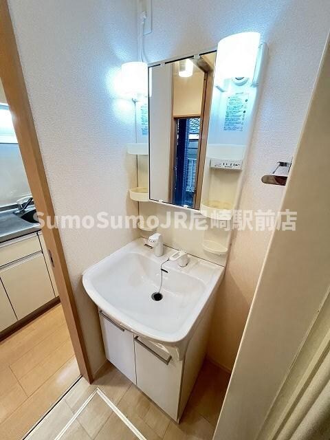 物件内観写真9　(独立洗面台あり、毎朝おしゃれに忙しい女性の方におすすめです)
