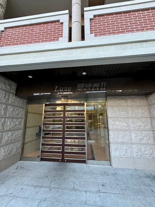 物件外観写真2　(落ち着いたエントランスです)