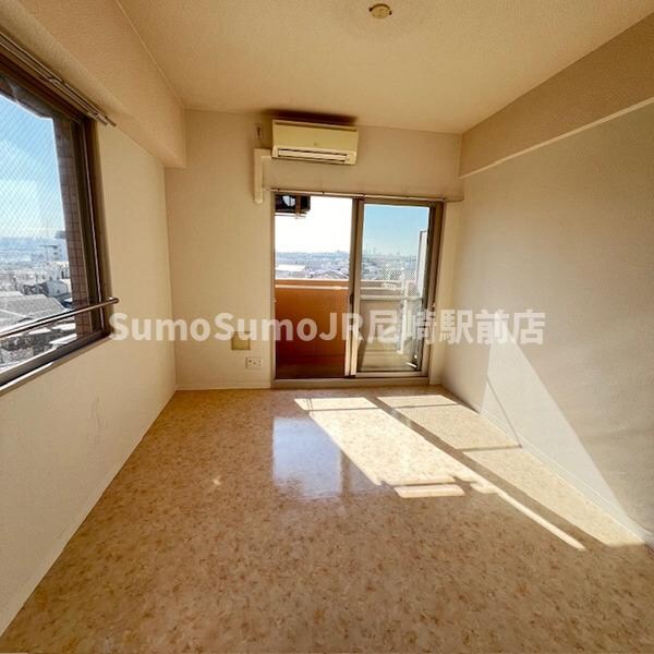 物件内観写真3　(ゆったりとした居間です)