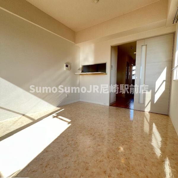 物件内観写真7　(落ち着いた色調の寝室です)