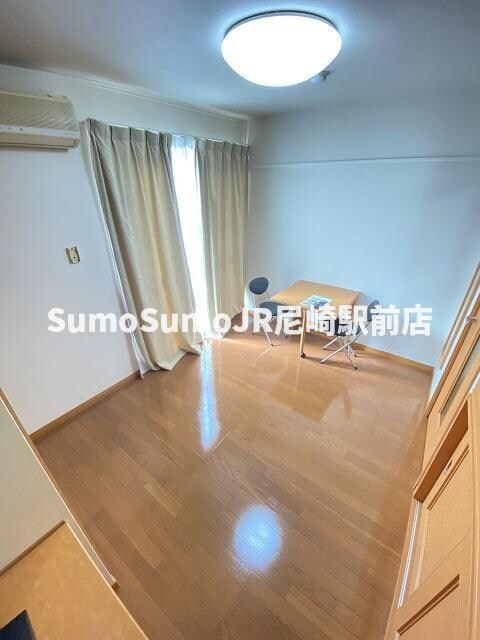 物件内観写真8　(開放的な寝室です)