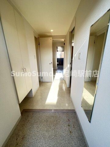 物件内観写真3　(収納もある玄関です)