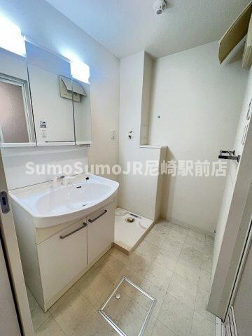 物件内観写真8　(独立洗面台、朝の身支度には欠かせません)