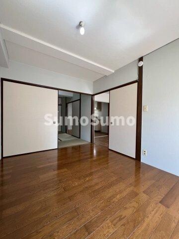 物件内観写真25　(こちらの居間で趣味の時間をお楽しみください)