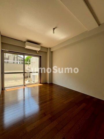 物件内観写真26　(こちらのリビングで趣味の時間をお楽しみください)