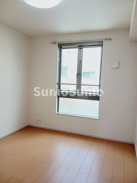 物件内観写真6　(落ち着いた色調の寝室です)