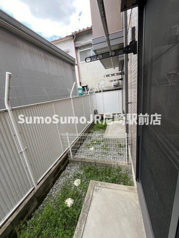 バルコニー(開放的で明るい空間を演出してくれるバルコニーです)