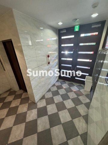 物件外観写真3　(清潔なロビーです)