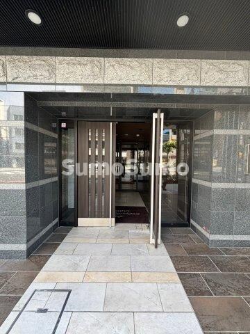 物件外観写真2　(ゆとりのあるエントランスです)