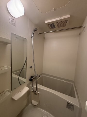 物件内観写真7　(日々の疲れを癒すお風呂付です)