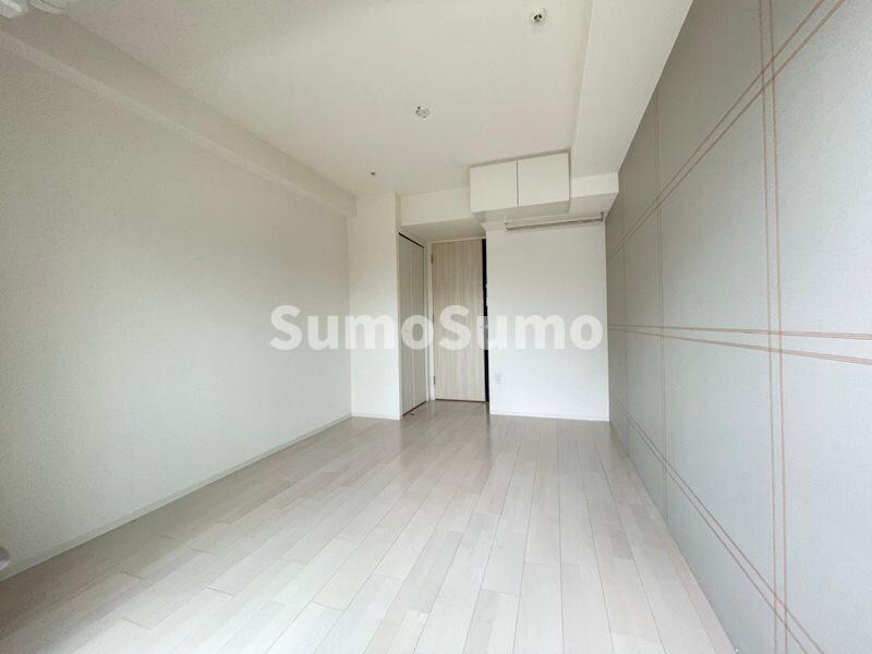 物件内観写真7　(落ち着いた色調の寝室です)