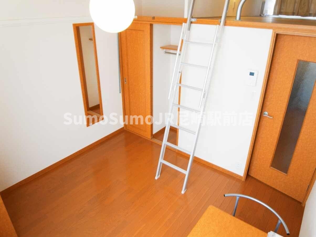 物件内観写真5　(落ち着いた色調の寝室です)