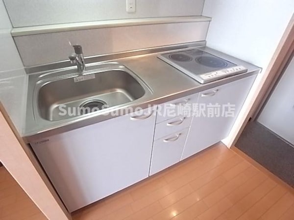 キッチン(コンパクトなキッチンで掃除もラクラク)