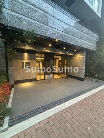 物件外観写真2　(ゆとりのあるエントランスです)