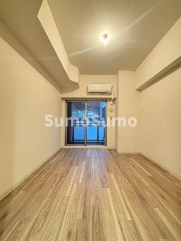 物件内観写真5　(こちらの居間で趣味の時間をお楽しみください)